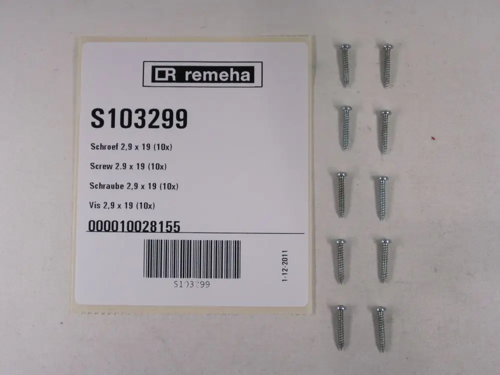 Sammelverpackung mit zehn Schrauben von Remeha, abgebildet auf einem weißen Etikett mit Produktdetails und Barcode. Die Schrauben stehen vertikal auf einem hellen Untergrund.